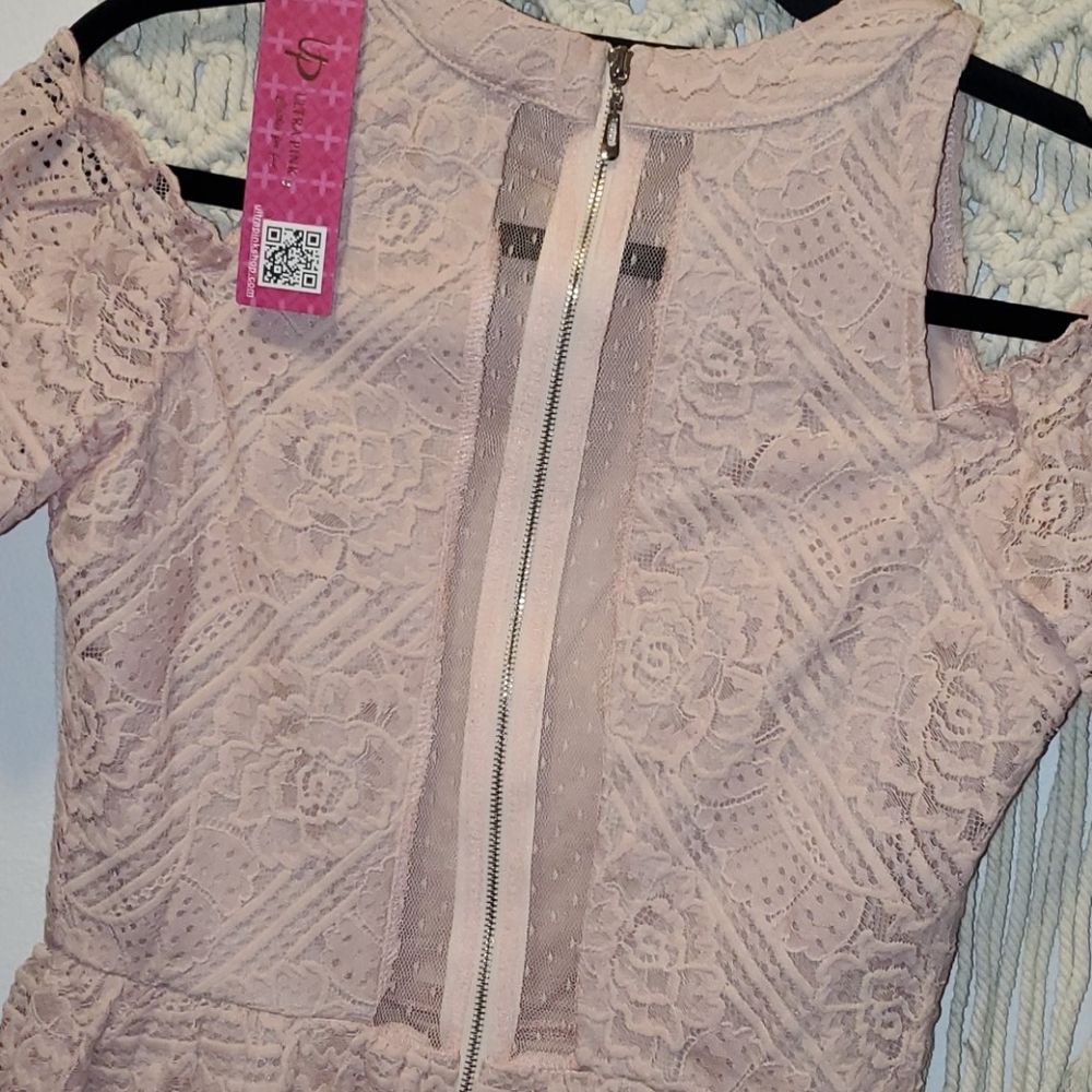 Lace dress - Picture 6 of 7